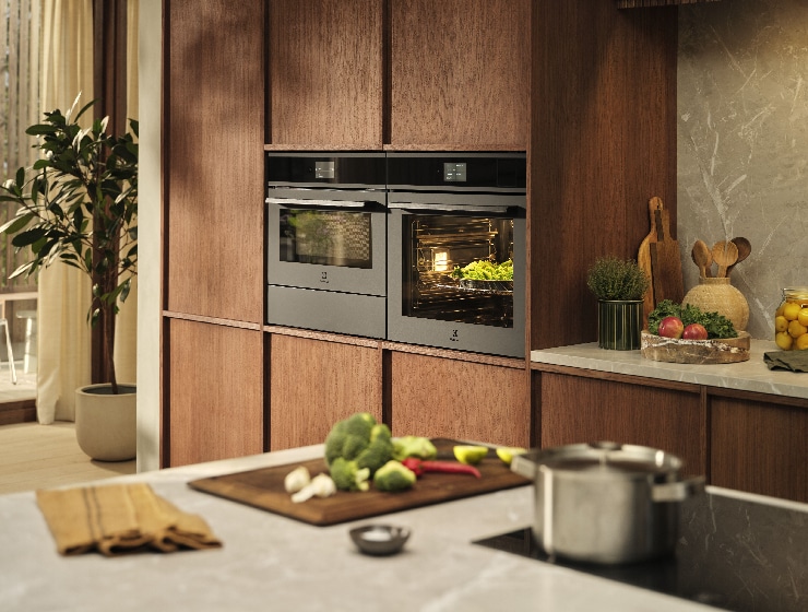 Widok kuchni z piekarnikami w ścianie