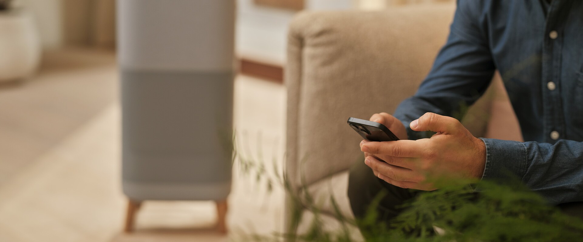 Mężczyzna trzymający telefon 