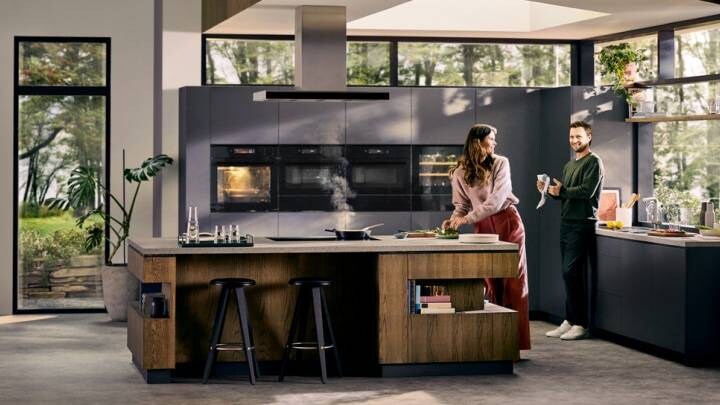 Mężczyzna i kobieta przygotowują jedzenie w kuchni