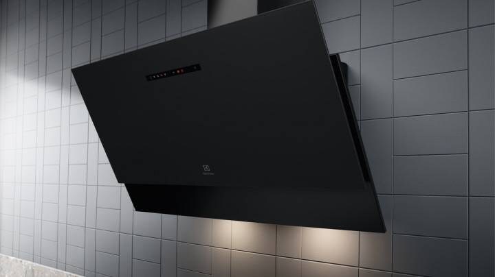 Bezdotykowy okap montowany na ścianie.