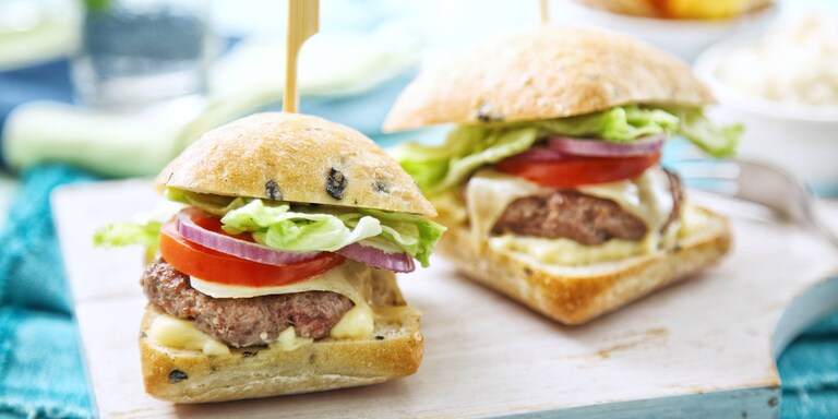 Hovězí hamburger se salátem Coleslaw a domácí hranolky