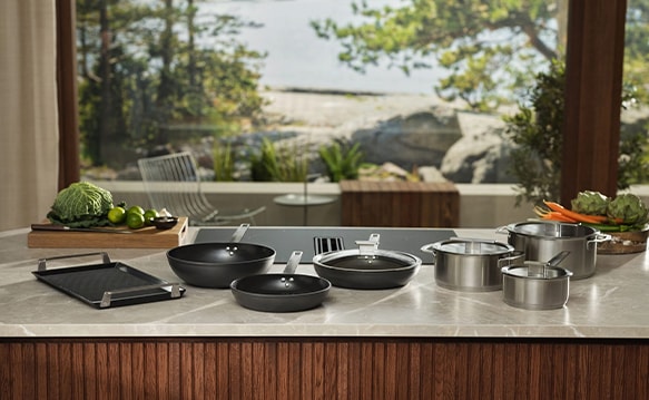 Zdjęcia akcesoriów do gotowania na blacie kuchennym