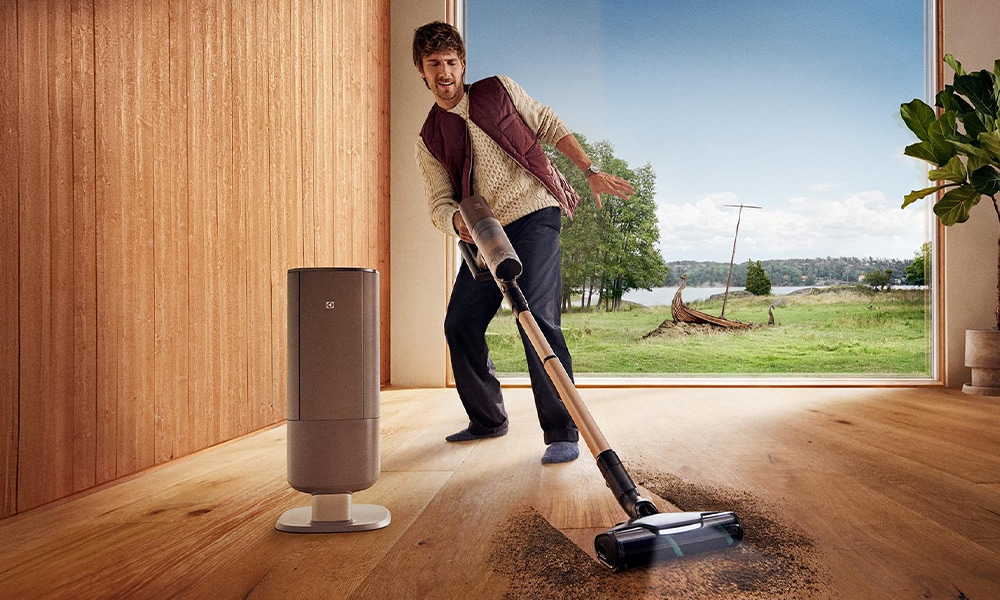 Maciej Musiał z odkurzaczem bezprzewodowym Absolute Hygienic 800 obok stacji ZeroDust