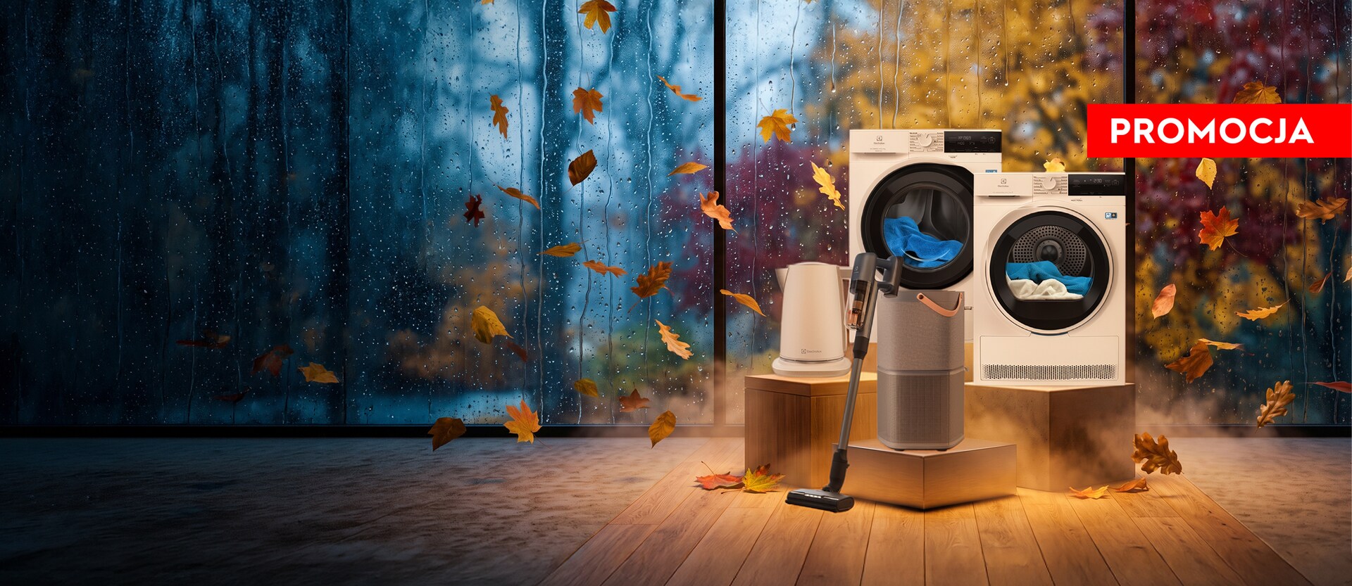 Promocja. Urządzenia Electrolux w oświetlonym pokoju, na tle dużego okna za którym widać jesienne liście i padający deszcz