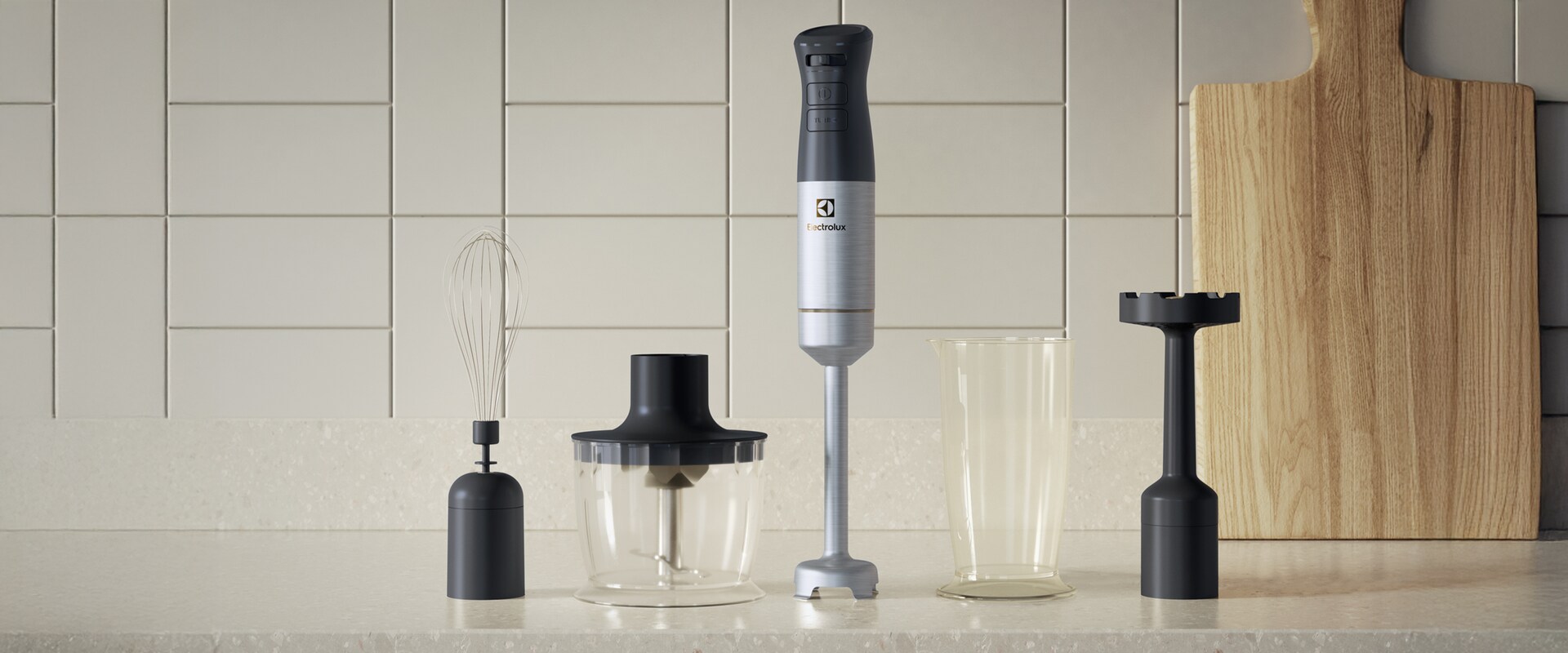 Zdjęcie blendera ręcznego Electrolux Create 5 obok akcesoriów do blendera na blacie kuchennym