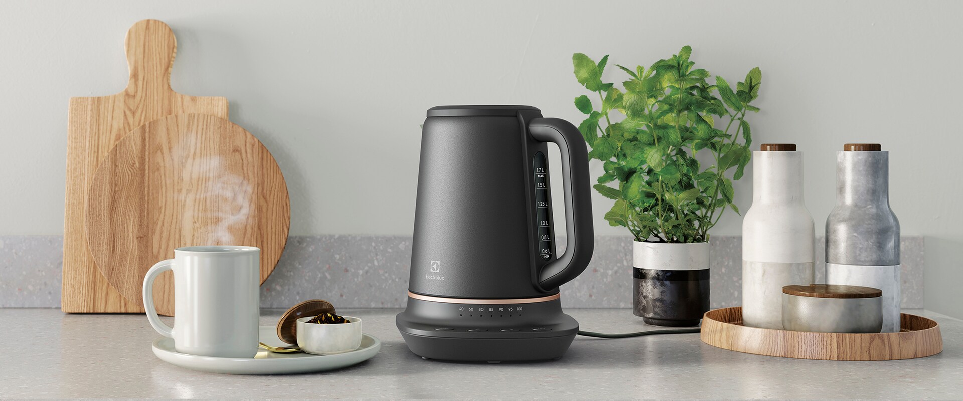 Zdjęcie czajnika Electrolux Explore 7 na kuchennym blacie obok tacki z filiżanką herbaty