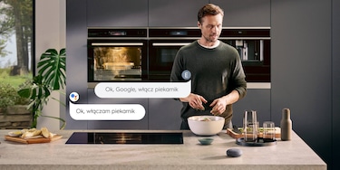 mężczyzna korzystający z aplikacji google home