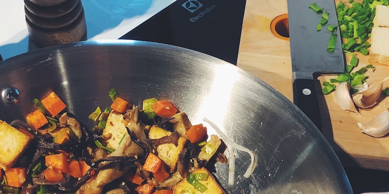 Stir-fry z wędzonym tofu
