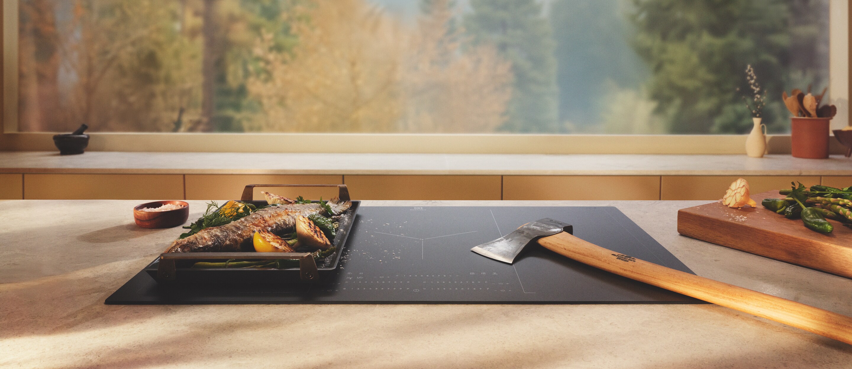 Płyta indukcyjna Electrolux SaphirMatt® obok której leży siekiera